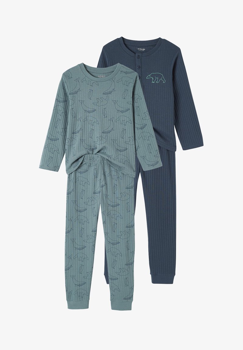 Zwei Sets von gerippten Langarm-Pyjamas für Kinder, eines in Teal mit Umrissen von Walen, Pinguinen und Bären, das andere in Marineblau mit türkisfarbener Bärenstickerei und Knöpfen.
