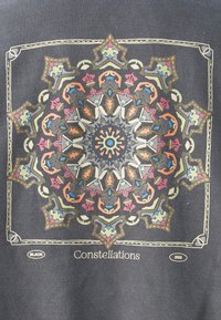 BDG Urban Outfitters CONSTILATIONS MANDALA UNISEX - Sweater - washed black/charcoal