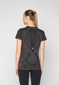 ASICS SEAMLESS TOP - T-shirt till träning - performance black/carrier grey