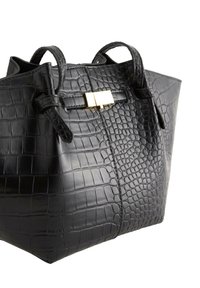 Borsa in pelle nera con texture a coccodrillo, dotata di due manici e una chiusura rettangolare dorata sul davanti.