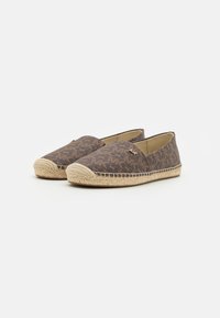 Espadrilles avec une tige en tissu à motifs marron, un bout rond et une semelle en corde de jute. Le design inclut un petit accent métallique sur le côté.