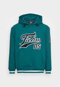 Teal kapucnis pulóver, nagy hímzett "FUBU 05" felirattal fekete és fehér színben, elülső zsebbel, húzózsinóros kapucnival és csíkos mandzsettákkal.
