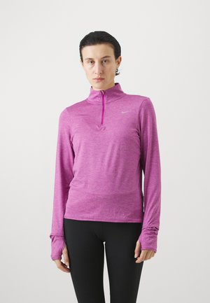 Camiseta atlética de manga larga y cuello alto en tejido de color rosa jaspeado. Cuenta con una cremallera y agujeros para los pulgares. Logo de Nike presente en el pecho.