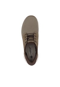 Scarpa con tomaia in rete marrone, lacci marrone scuro, punta rinforzata e suola bianca. Presenta un motivo testurizzato e una soletta anti-stress.