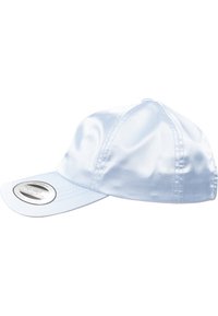 Lyseblå satin baseball cap med en buet skygge, glat tekstur og en klassisk snapback lukning. Har et rundt logo mærke på forsiden.