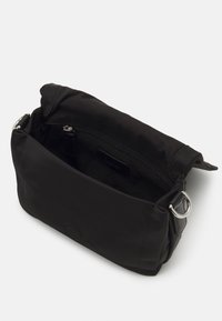 Czarna prostokątna torba na ramię z zapięciem na zamek wewnętrzną kieszonką i srebrnymi metalowymi pierścieniami do regulacji paska.