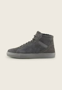Zapatillas altas de ante gris oscuro, con un suave forro de piel de pelo, suela de goma y ojetes de metal para los cordones.