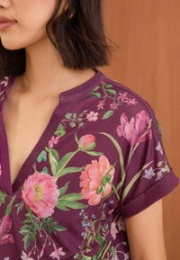 Love & Roses V NECK SHORTS SLEEVE REGULAR FIT - Nyomott mintás póló - red