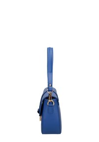 Sac à main synthétique bleu avec une forme structurée, doté d'une poignée supérieure, de quincaillerie dorée et de coutures le long des bords.