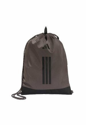 Siva sportska torba s izvlačnom vrpcom, crnim dnom, crnim Adidas logom i tri okomite crne pruge sprijeda.