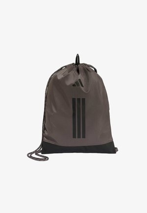 Siva sportska torba s izvlačnom vrpcom, crnim dnom, crnim Adidas logom i tri okomite crne pruge sprijeda.
