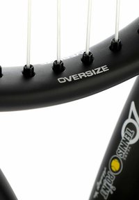 Schwarz-weißer Tennisracketrahmen mit "OVERSIZE" in Weiß gedruckt. Besitzt gerade Saiten und ein auffälliges, kreisförmiges Schaftdesign. Glatte Oberfläche.