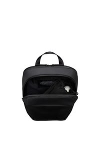 Sac à dos noir avec un dessus zippé, en matériau synthétique, une poignée de transport et un intérieur comprenant une pochette à cordon et une étiquette.