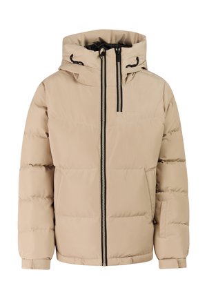 Jong persoon draagt een beige donsjas, bijpassende wanten, zwarte broek, zwarte laarzen en een zwarte muts met een sterontwerp.