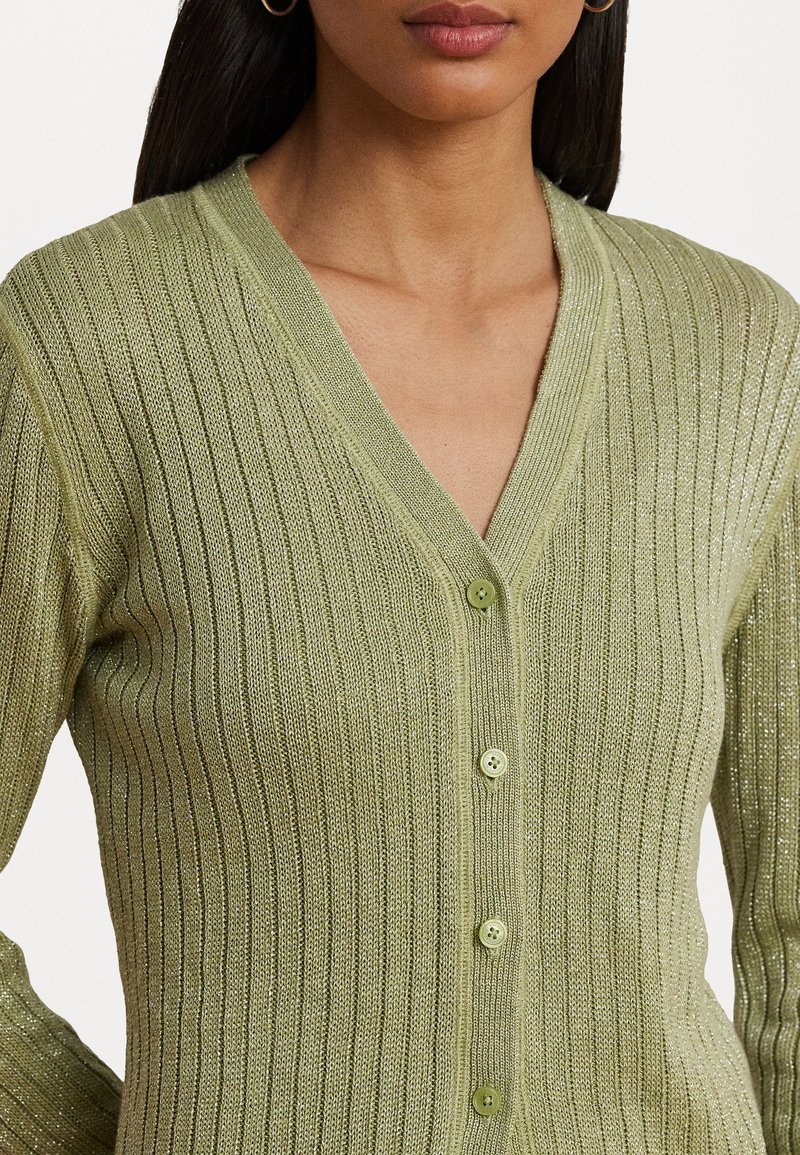 Cardigan acanalado verde claro con cuello en V, seis botones y un brillo sutil. Hecho de un material texturizado con rayas verticales.