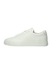 Baskets en cuir blanc avec une texture lisse, au design discret, bout arrondi et lacets ton sur ton. Présente une semelle en caoutchouc texturée.