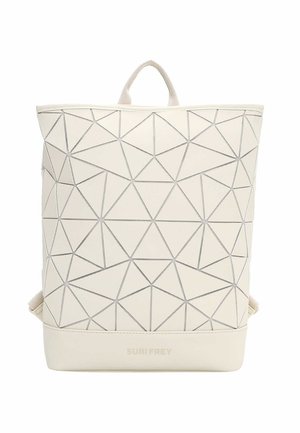 Cremefarbener Rucksack mit geometrischen dreieckigen Mustern und kurzem oberen Griff, mit "SURI FREY" Prägung nahe der Basis.