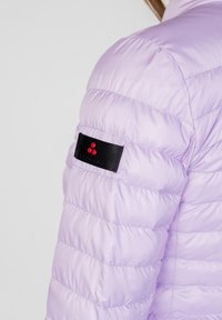 Helle lila Pufferjacke mit gesteppten Abschnitten. Verfügt über ein schwarzes Etikett mit rotem Logo auf der Schulter und eine glatte, glänzende Stoffstruktur.