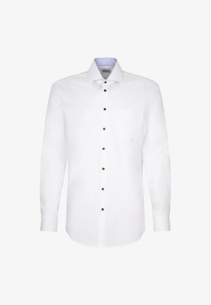 Weißes langärmeliges Hemd mit schwarzen Knöpfen, einer linken Brusttasche und einem spitzen Kragen, dargestellt auf einem schlichten weißen Hintergrund.