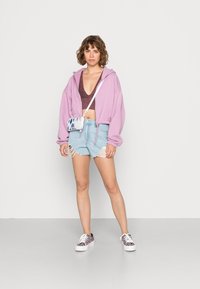 Hollister Co. CHAIN 80S MOM SUPER LIGHT SHARK  - Calções de ganga - light blue