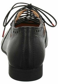 Chaussure en cuir noir avec une finition texturée, dotée d'un laçage et de découpes sur les côtés. Talon bas avec une semelle solide.