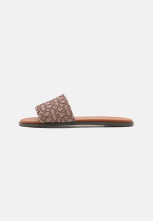 Flad klip-klap sandal med brun mønstret stofstrop og tan polstret sål på sort gummisål, sidevisning på hvid baggrund.