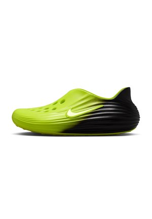 Neongrøn og sort slip-on sko med ventilationshuller og Nike-logo, med en glat, rundet sål og tekstureret hæl.