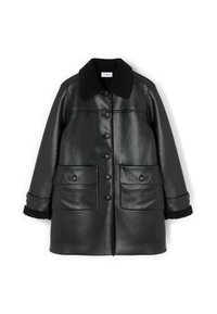 Cappotto in pelle nera con collo in sherpa, due grandi tasche frontali e chiusura con bottoni. Le maniche presentano un dettaglio in pile nero sui polsini.