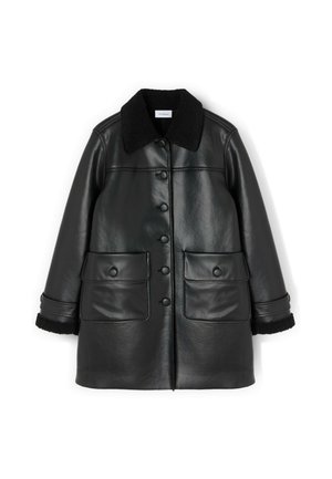 Czarny skórzany płaszcz z kołnierzem z materiału typu sherpa, dwoma dużymi przednimi kieszeniami oraz zapięciem na guziki. Rękawy zakończone czarnym mankietem z polaru.