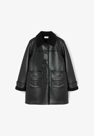 Cappotto in pelle nera con collo in sherpa, due grandi tasche frontali e chiusura con bottoni. Le maniche presentano un dettaglio in pile nero sui polsini.