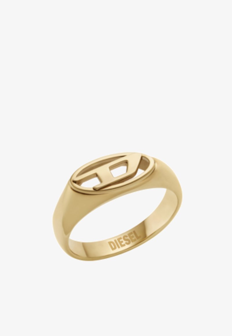 Anello in oro con finitura lucida, caratterizzato da un grande design del logo intagliato sulla parte superiore e con la scritta "DIESEL" incisa all'interno della fascia.