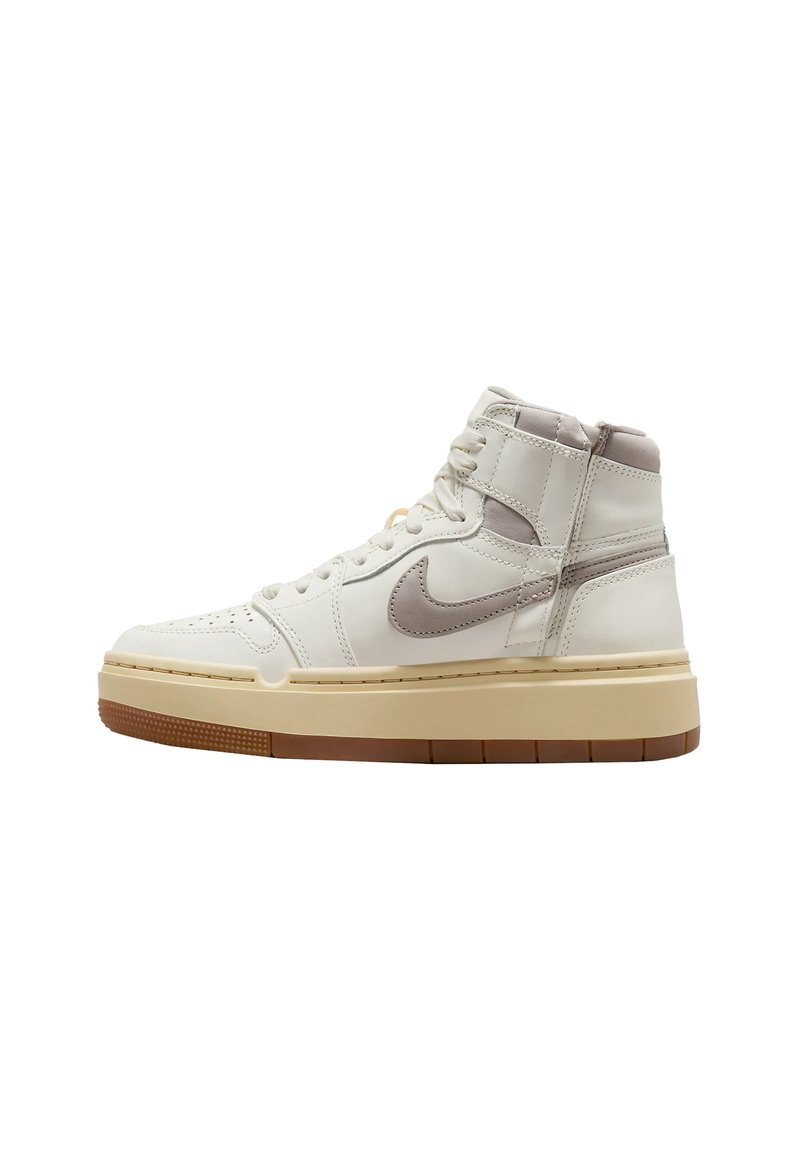 Weiße High-Top-Sneaker mit einem strukturierten Lederobermaterial, grauen Akzenten und einer Gummisohle. Verfügt über klassische Schnürung und Logodetail.