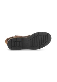 Bottine en suede marron posée sur le côté, présentant une semelle en caoutchouc noir avec un motif de crampons et le logo "Gabor" au centre.