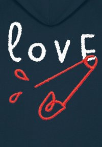 Felpa navy con testo ricamato bianco che spellisce "love" accompagnato da un'illustrazione di una spillatrice rossa e gocce decorative rosse.