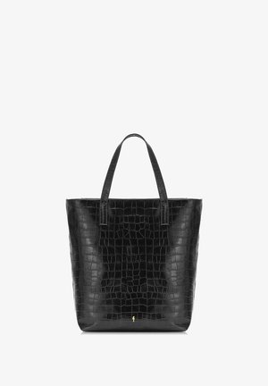 Czarna torba na ramię wykonana z sztucznej skóry krokodyla, o gładkiej fakturze, z dwoma solidnymi uchwytami i minimalistycznym złotym logo u podstawy.