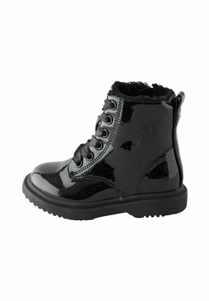 Schwarze Lackleder-Ankle Boots mit einer strukturierten Oberfläche, mit Schnürung vorne, einem Futter aus Kunstfell und einem seitlichen Reißverschluss für einfaches Anziehen.