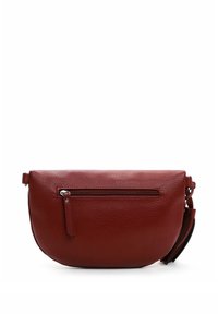 Bolso de mano de piel roja con un acabado texturizado, que presenta un bolsillo con cremallera en la parte frontal y una correa de hombro desmontable. Forma redondeada.