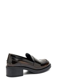 Mocassino in vernice nera con punta tonda, tacco basso e impunturature. Texture liscia con un design elegante.