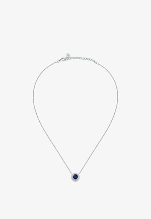 Silberne Halskette mit einer runden blauen Edelsteinmitte, umgeben von einem Halo aus kleineren klaren Steinen, glatte Textur.