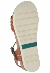 Sandalo in pelle marrone con una fibbia metallica e una suola in gomma bianca texturizzata, caratterizzata da scanalature orizzontali e una soletta in sughero multicolore.