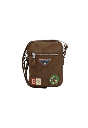 Sac bandoulière en cuir marron avec fermeture éclair à l'avant, écusson en forme de triangle et deux patches brodés. Il est doté d'une bandoulière amovible.