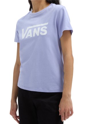 Lavendel Baumwoll-T-Shirt mit Rundhalsausschnitt und kurzen Ärmeln, das ein auffälliges weißes "VANS"-Logo über der Brust zeigt.