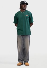 Redefined Rebel ABRAHAM BOXY FIT - T-shirts print - rain forest