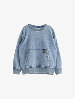 Pulover bleu deschis dintr-un amestec de bumbac, cu guler rotund, buzunar frontal, manșete strânse și o etichetă mică neagră cu "JOACĂ-TE TOATĂ ZIUA."