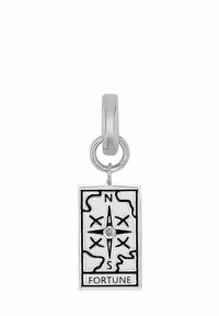 Ciondolo rettangolare in argento con rosa dei venti, quattro croci X, una gemma centrale e la scritta "FORTUNA" incisa nella parte inferiore, attaccato a una chiusura a cerchio.