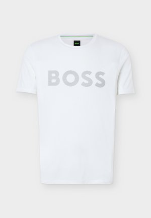 Biała koszulka z krótkim rękawem i okrągłym dekoltem, z poziomym paskowanym logo "BOSS" nadrukowanym na wysokości klatki piersiowej.