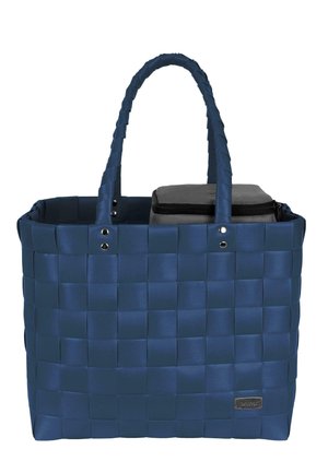 Marineblaue gewebte Tragetasche aus strapazierfähigem Material, mit zwei stabilen Griffen und silbernen Hardware-Akzenten. Enthält ein graues Reißverschluss-Innenfach.