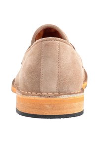 Beige Wildlederschuhe mit einer abgerundeten Ferse, Lederfutter und einer leichten Holzsohle mit einem schwarzen Gummistreifen. Sichtbare Nähte.