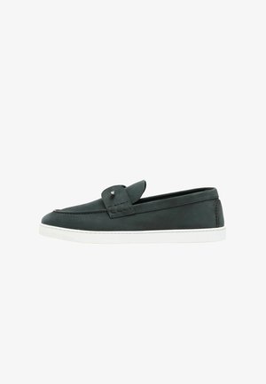 Mocasín de cuero verde oscuro con suela de goma blanca y una tira decorativa en la parte superior, mostrado de perfil.