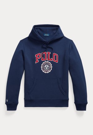 Sweat à capuche bleu marine avec poche avant, capuche à cordon, texte rouge "POLO" et logo circulaire Polo Ralph Lauren New York sur la poitrine.